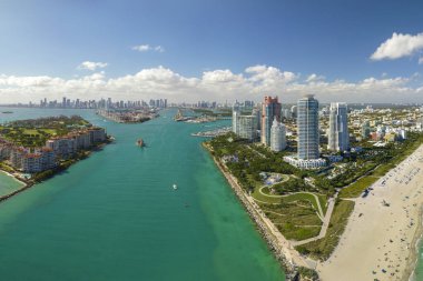 Güney Amerika 'da turizm altyapısı. Güney Sahili 'nin kumlu yüzeyi. Sıcak Florida güneşinde dinlenen turistler. Yüksek lüks otelleri ve apartmanları olan Miami Beach City..