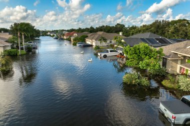 Florida 'nın banliyölerindeki evleri ve arabaları tropik yağmur fırtınası basmıştı. Kasırga Sonrası.