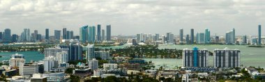 ABD 'nin Florida kentindeki Miami Brickell semtindeki beton ve cam gökdelen binalarından görüntü. Güneşli bir günde iş dünyasının finans bölgesiyle Amerikan megapolis 'i.