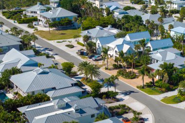 Florida 'nın deniz kenarındaki banliyö evlerinin manzarası. ABD Premium Konutlarının Geliştirilmesi.