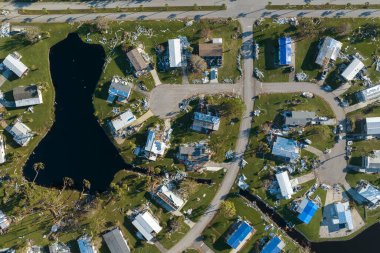 Güney Florida 'daki doğal afet sonrası. Ian kasırgasından sonra kötü hasarlı mobil evler yerleşim alanlarını silip süpürdü..