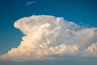 Florida havası. Beyaz yaz yağmur bulutlarıyla mavi gökyüzü. Renkli yaz manzarası.