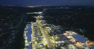 Kuzey Port, Florida 'da birçok araba kullanan Amerikan otoyolu ve alışveriş merkezlerinin hava manzarası.