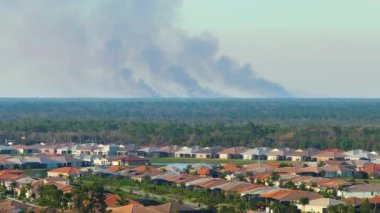 Florida, ABD 'de banliyö bölgesinde çıkan yangından çıkan yanan dumanla hava kirliliği.