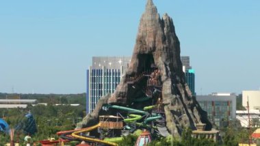 Orlando, Florida 'daki lunapark. Universal Volcano Körfezi Su Parkı. ABD turizm merkezi.
