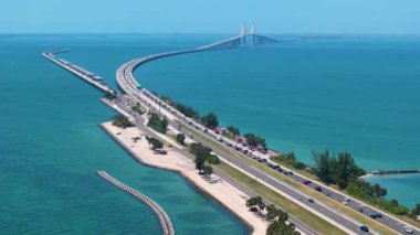 Florida 'daki Tampa Körfezi üzerinde Sunshine Skyway Köprüsü' nde araba sürüyor. Amerika 'da ulaşım altyapısı.