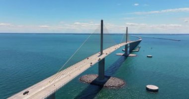 Florida 'daki Tampa Körfezi üzerinde Sunshine Skyway Köprüsü' nde araba sürüyor. Amerika 'da ulaşım altyapısı.