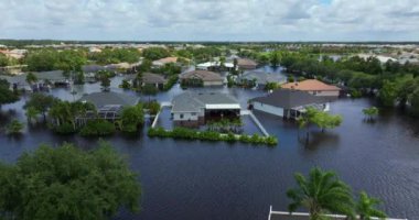 Florida 'da sel, tropikal fırtınadan kaynaklanıyor. Sel sularıyla çevrili yerleşim yerlerindeki banliyö evleri. Doğal afetten sonra.