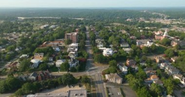 Tarihi Amerikan şehir mimarisi. Macon, Bibb County, Georgia 'daki eski şehir. Yukarıdan sokaklar ve Viktorya dönemi evleri.