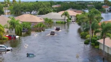 Debby kasırgası, Sarasota, Florida 'daki banliyö bölgesinde arabaları ve evleri sular altında bıraktı. Doğal afetten sonra.