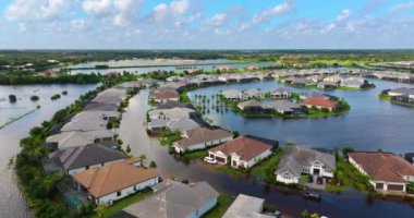 Debby kasırgası, Florida 'nın Sarasota kentindeki banliyö yerleşim yerlerini sular altında bıraktı. Doğal afetten sonra