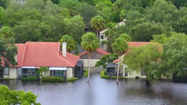 Florida, ABD 'deki yerleşim birimlerinde kasırga evleri sular altında bıraktı. Doğal afetten sonra