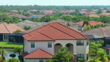 ABD 'de birinci sınıf konut geliştirme. Güneybatı Florida 'da yeşil palmiye ağaçları arasında pahalı evler..