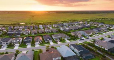 ABD 'de birinci sınıf konut geliştirme. Güneybatı Florida 'da yeşil palmiye ağaçları arasında pahalı evler..