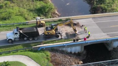 Florida 'da kasırga sonrası yıkılan köprünün tamiri. Su baskınından sonra hasarlı yolun yeniden inşası asfaltı yıkadı. Yol çalışması sahasında inşaat.