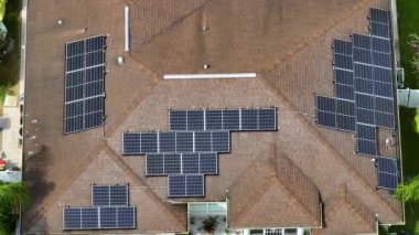 Banliyö bölgesinde temiz ekolojik elektrik enerjisi üretmek için güneş fotovoltaik panellerle kaplı çatısı olan bir ev. Özerk konut kavramı.