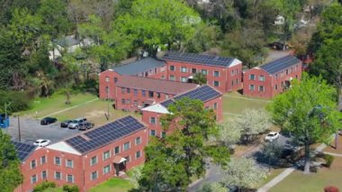 Amerika 'nın küçük bir kasabasındaki apartmanların güneş çatıları. Temiz ekolojik elektrik enerjisi üretimi. Sıfır emisyonlu yenilenebilir elektrik.