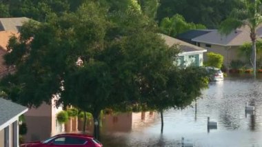 Florida 'nın banliyölerinde tropik yağmur fırtınası arabaları ve evleri sular altında bıraktı. Kasırga Sonrası.