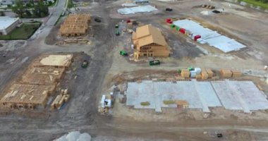 İnşaat halindeki ahşap kirişleri olan tamamlanmamış apartman daireleri. ABD banliyölerinde konut geliştirme. ABD 'de emlak piyasası