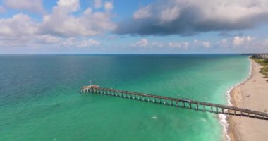 Venedik, Florida. Turistler balıkçı iskelesinde tatilin tadını çıkarıyorlar. Deniz kenarındaki yaz etkinlikleri.