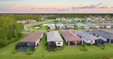 ABD 'nin banliyölerindeki zengin yerleşim bölgesi. Güneybatı Florida 'da pahalı banliyö evleri olan zengin bir mahalle..