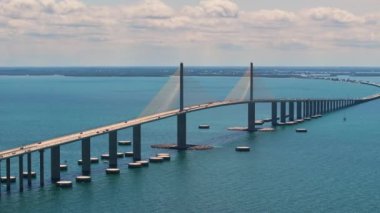 Florida 'daki Tampa Körfezi üzerindeki Sunshine Skyway Köprüsü' nün hava görüntüsü. Ulaşım altyapısı kavramı.