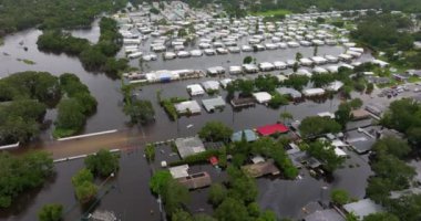 Florida 'nın banliyölerindeki yağmur suyu yüzünden sular altında kalan evlerle dolu bir yerleşim bölgesi. Güney Amerika 'daki doğal afet sonrası