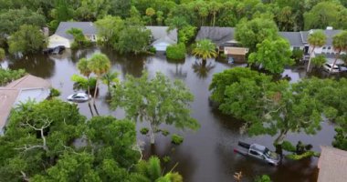 Florida 'nın banliyölerindeki yağmur suyu yüzünden sular altında kalan evlerle dolu bir yerleşim bölgesi. Güney Amerika 'daki doğal afet sonrası