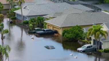 Florida 'da sel, tropikal fırtınadan kaynaklanıyor. Sel sularıyla çevrili yerleşim yerlerindeki banliyö evleri. Doğal afetten sonra.