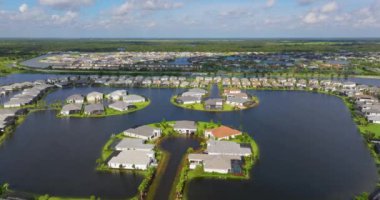 Florida, ABD 'deki yerleşim birimlerinde kasırga evleri sular altında bıraktı. Doğal afetten sonra