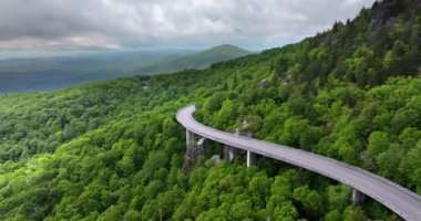 Kuzey Carolina Appalachian dağlarındaki dağ geçidi yolu, ABD. Yaz yağmuru mevsiminde Blue Ridge Parkway 'deki Linn Cove Viaduct.
