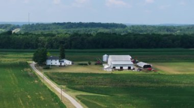 Orta batı ABD 'deki yeşil tarım arazileri arasındaki kırsal tarım çiftliği ahırı. Amerikan tarım arazisi.
