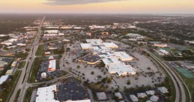 Port Charlotte, Florida 'daki büyük bir alışveriş merkezindeki alışveriş merkezleri. Amerikan perakende ve ulaşım altyapısı