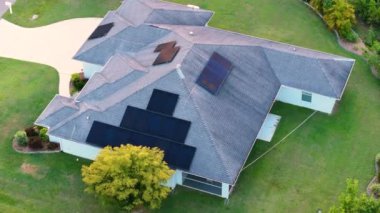 Evin çatısındaki güneş panelleri. Fotovoltaik, kenar mahallelerde temiz elektrik enerjisi üretmek için satılıyor. Özerk konutlara yatırım kavramı.