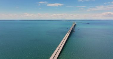 Florida, St. Petersburg 'daki Tampa Körfezi üzerindeki Sunshine Skyway Köprüsü' nde trafik arabaları kullanılıyor. ABD 'de ulaşım altyapısı.