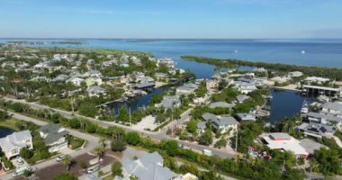 Rıhtım bölgesi. Boca Grande 'de pahalı yazlıkları olan zengin bir mahalle. Güneybatı Florida' da Gasparilla Adası 'nda küçük bir kasaba..