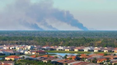 Florida, ABD 'de banliyö bölgesinde çıkan yangından çıkan yanan dumanla hava kirliliği.