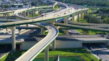 Tampa kentsel bölgesinde çok katlı Amerikan karayolu kavşağı. Hızlı giden arabalarla Florida 'da geniş bir otoyol kavşağı. ABD ulaştırma altyapısı