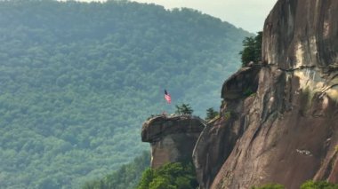 Amerikan seyahat rotası Appalachian dağlarında. Chimney Rock 'ın Kuzey Carolina' daki Chimney Rock State Park 'taki hava görüntüsü.