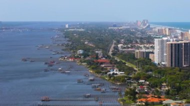 Deniz kenarındaki evleri, yüksek binaları ve daireleri olan Daytona Sahili şehri. Florida kıyı şeridinin yukarısından bir görüntü. ABD konutlarının geliştirilmesi.