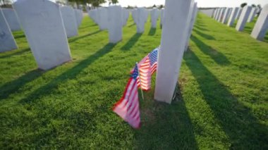 Beyaz mezar taşları ve Amerikan bayrağı olan eski ordu mezarlığı. Emekli askerlerin mezarları. Anma Günü konsepti