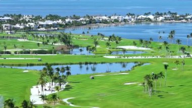 Boca Grande 'de yeşil çimenli büyük golf sahası güneybatı Florida' da Gasparilla Adası 'nda küçük bir kasaba..