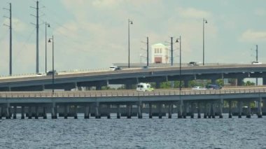 Charlotte County 'deki araç köprüsü altyapısı Punta Gorda ve Port Charlotte' u Peace River 'a bağlıyor. Florida 'daki Barron Collier Köprüsü ve Gilchrist Köprüsü.