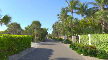 Güneşli Florida 'da manzaralı yolda araba kullanmak. Casey Key Kıyı Konutları Resimli Sokaklar