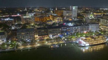 Savannah, Georgia 'daki Famous River Caddesi. Eski tarihi şehrin kentsel manzarası. ABD 'nin gece manzarası