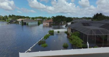 Florida yerleşim bölgesindeki kasırga yağmur sularından evleri su basmış. ABD 'nin güneyindeki doğal afet sonrası.