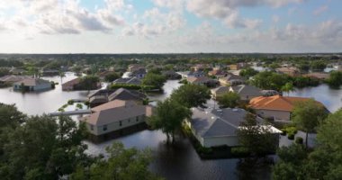 Florida 'daki yerleşim birimlerinde kasırga sularından evleri su basmış. ABD 'nin güneyindeki doğal afet sonrası.