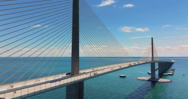 Florida 'daki Tampa Körfezi üzerinde Sunshine Skyway Köprüsü' nde trafik arabaları olan bir otoyol. ABD 'de ulaşım altyapısı.