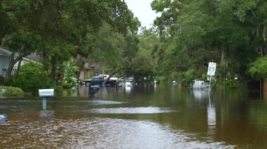 Kasırga, Florida yerleşim bölgesinde suyla çevrili posta kutusuyla doldu. Doğal afetin sonuçları.