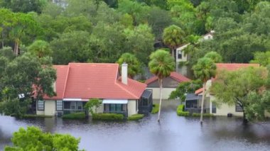 Sarasota, Florida 'daki banliyö bölgesinde tropikal yağmur fırtınası yerleşim yerlerini sular altında bıraktı. Doğal afetten sonra